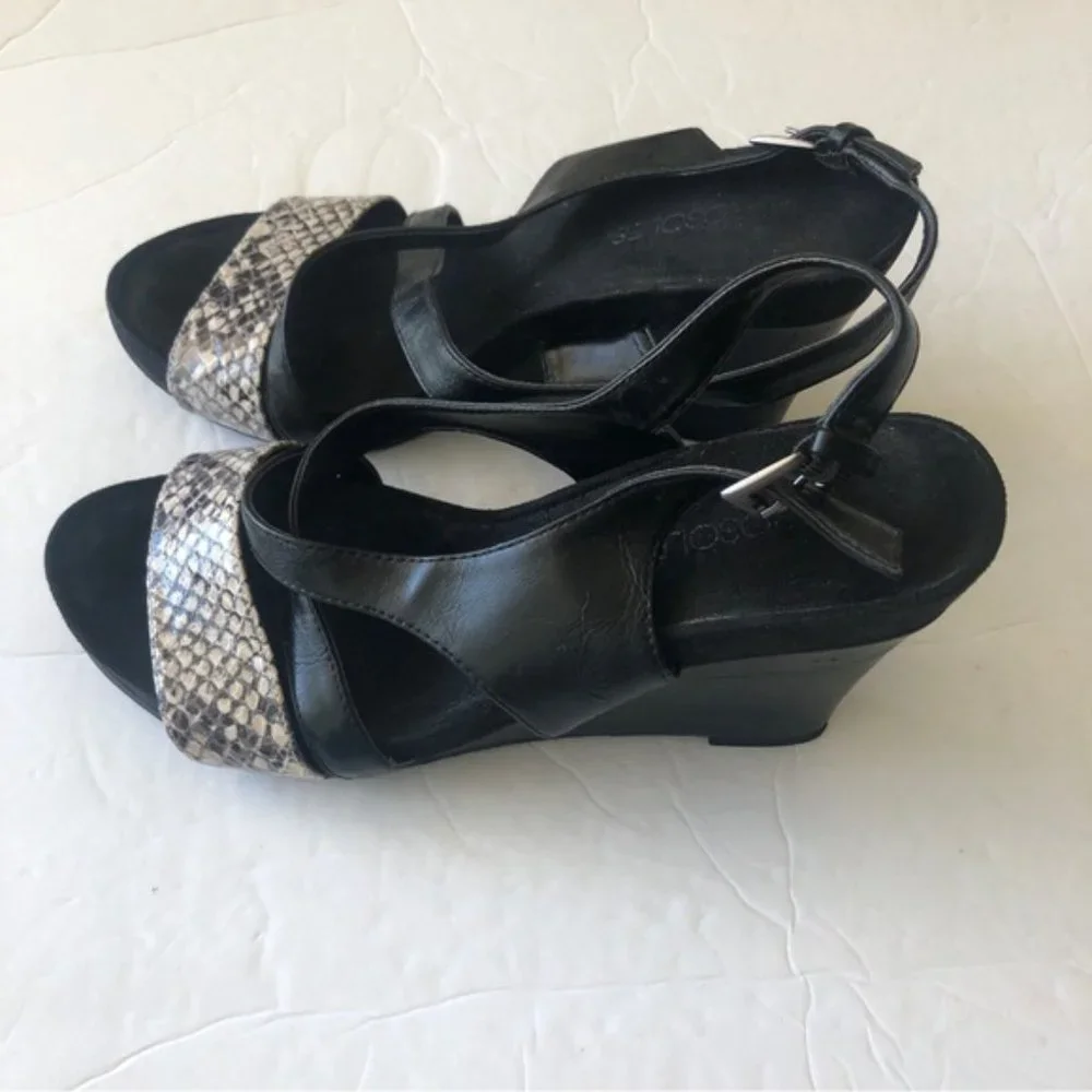 Aerosoles Plushed Together Open Toe Synthetic Black Snake Wedge Shoes Sz.8.5
